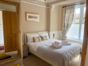 Classically Designed One Bedroom Flat with Parking